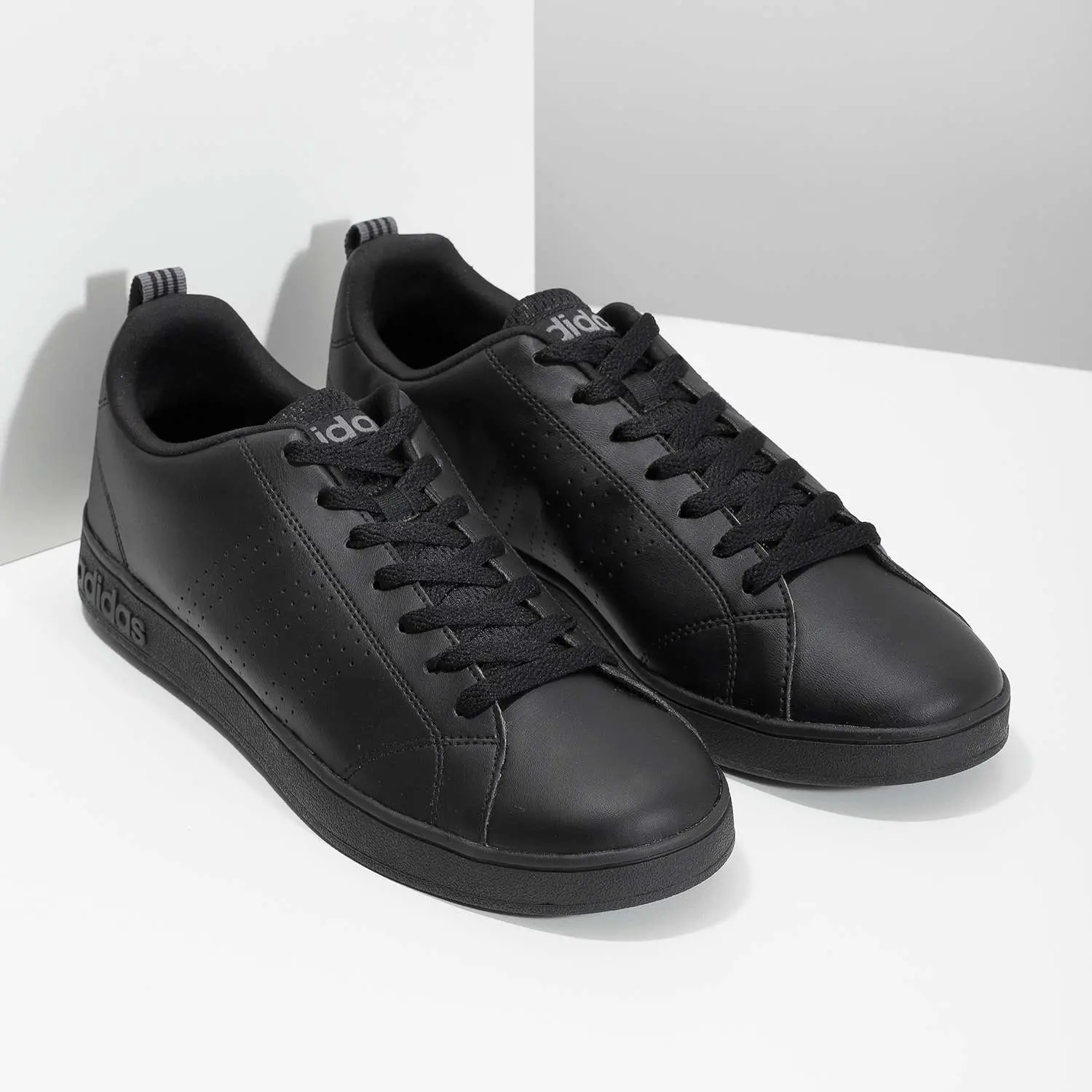 Adidas Menâs black sneakers