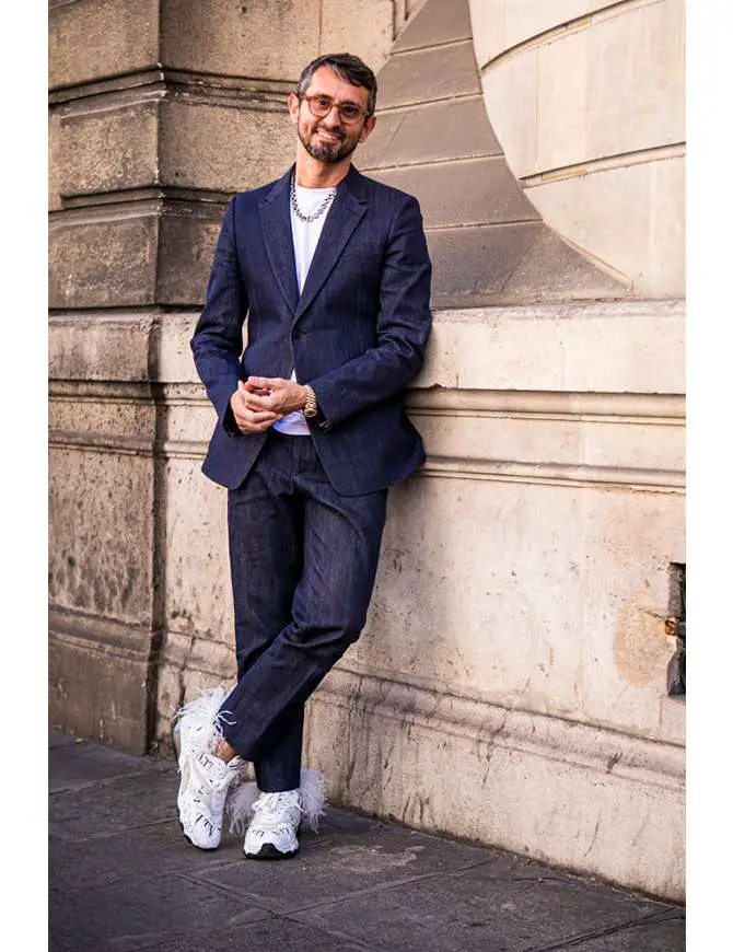 Attention guys: This is the right way to wear a suit with sneakers ...