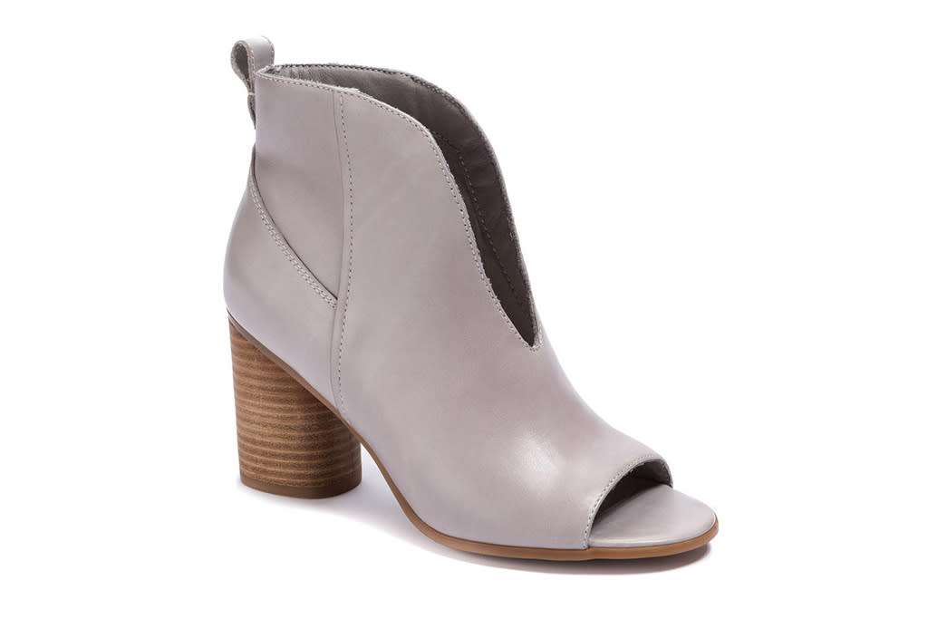 Fall Must Buys: 8 Comfortable Womenâs Shoes Made for Standing All Day