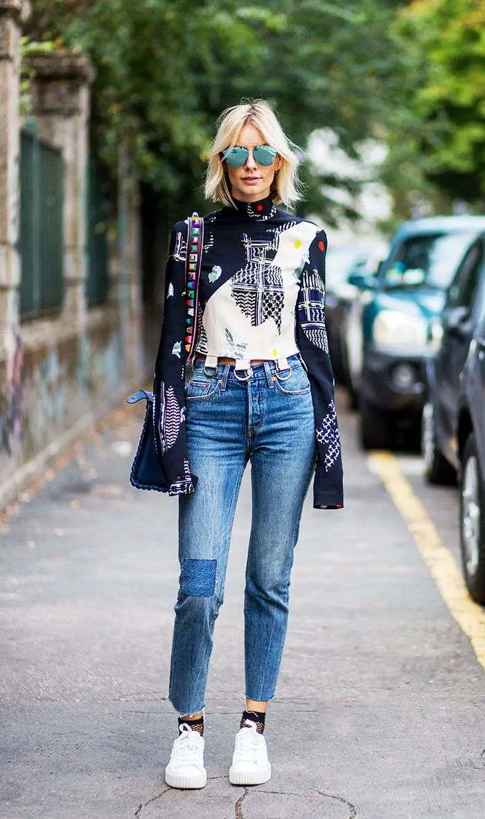 How Fashion Girls Wear Sneakers With Jeans